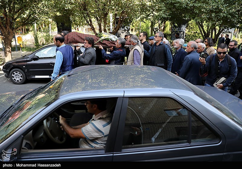 تشییع پیکر رضا امیریار احمدی مجسمه‌ساز پیشکسوت