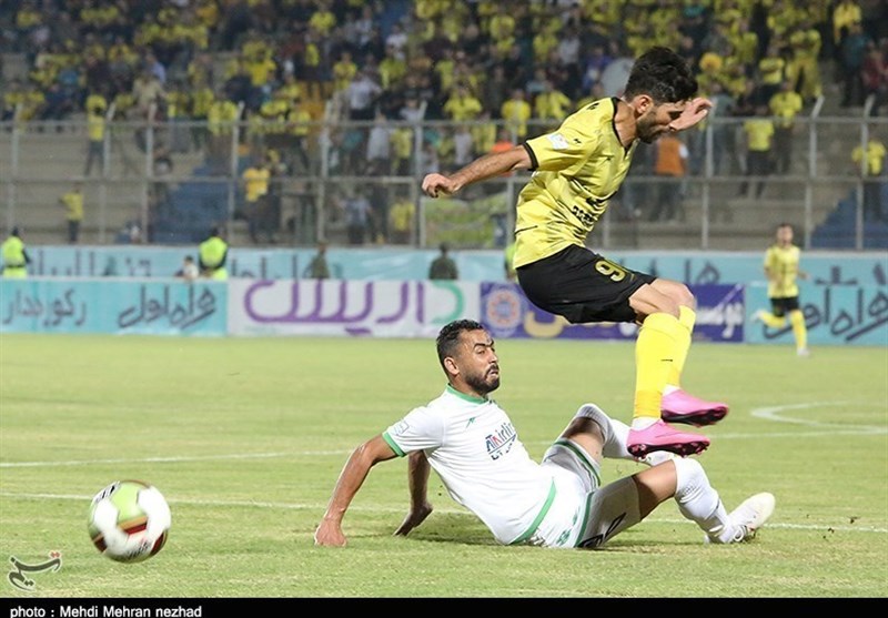 تبریز| اخراج بازیکن ماشین‌سازی در 7 دقیقه و اعتراض هواداران میزبان به قضاوت دیدار