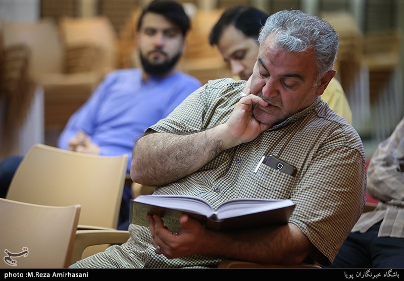 کرسی تلاوت تسنیم