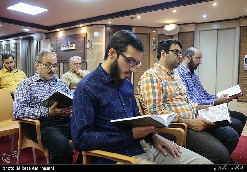 کرسی تلاوت تسنیم