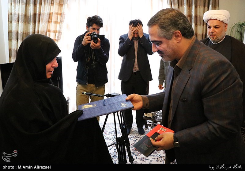 دیدار جامعه قرآنی با خانواده شهید کاوه