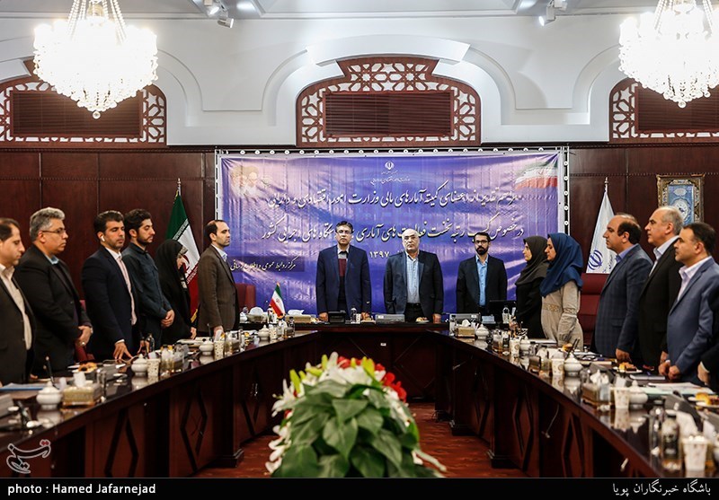 نشست امید علی پارسا رییس مرکز آمار ایران و سیدحسین میرشجاعیان حسینی معاون اقتصادی وزارت امور اقتصادی و دارایی