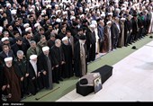 رهبر انقلاب تاکنون بر پیکر چه کسانی نماز میت خوانده‌اند؟ + عکس