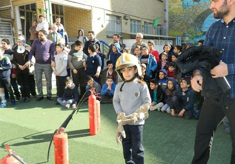 مانور مقابله با حوادث غیرمترقبه در دبستان "رفاه" برگزار شد