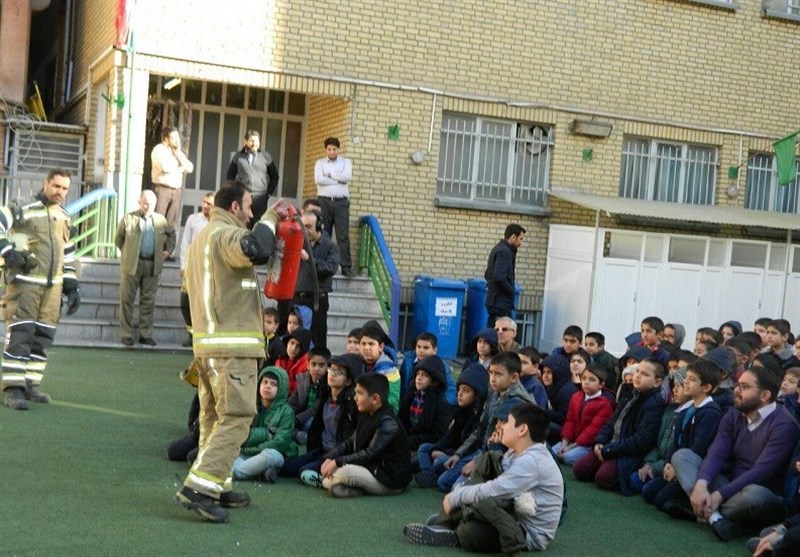 مانور مقابله با حوادث غیرمترقبه در دبستان "رفاه" برگزار شد