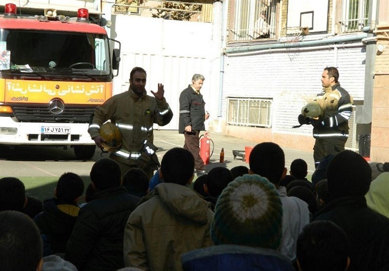 مانور مقابله با حوادث غیرمترقبه در دبستان "رفاه" برگزار شد