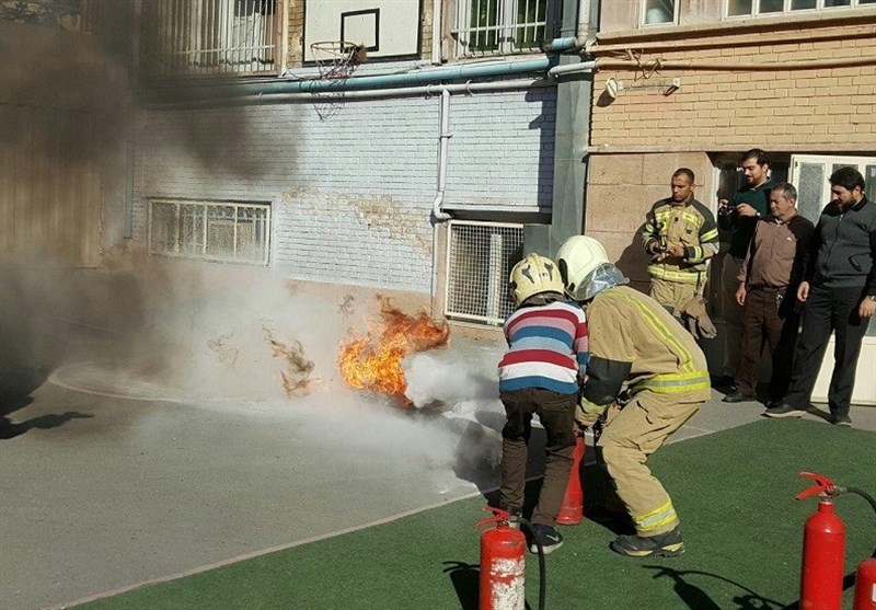 مانور مقابله با حوادث غیرمترقبه در دبستان "رفاه" برگزار شد