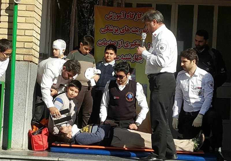 مانور مقابله با حوادث غیرمترقبه در دبستان "رفاه" برگزار شد