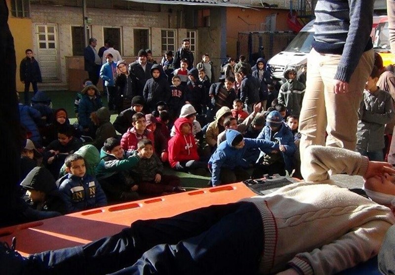 مانور مقابله با حوادث غیرمترقبه در دبستان "رفاه" برگزار شد