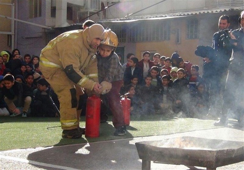 مانور مقابله با حوادث غیرمترقبه در دبستان "رفاه" برگزار شد