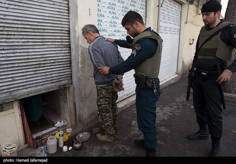 دستگیری خرده فروشان مواد مخدر و معتادان محله های شوش،هرندی و مولوی توسط ماموران نیروی انتظامی