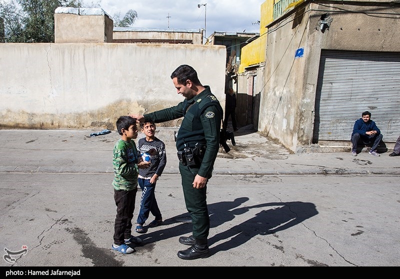 حضور یکی از ماموران نیروی انتظامی درمحله هرندی تهران