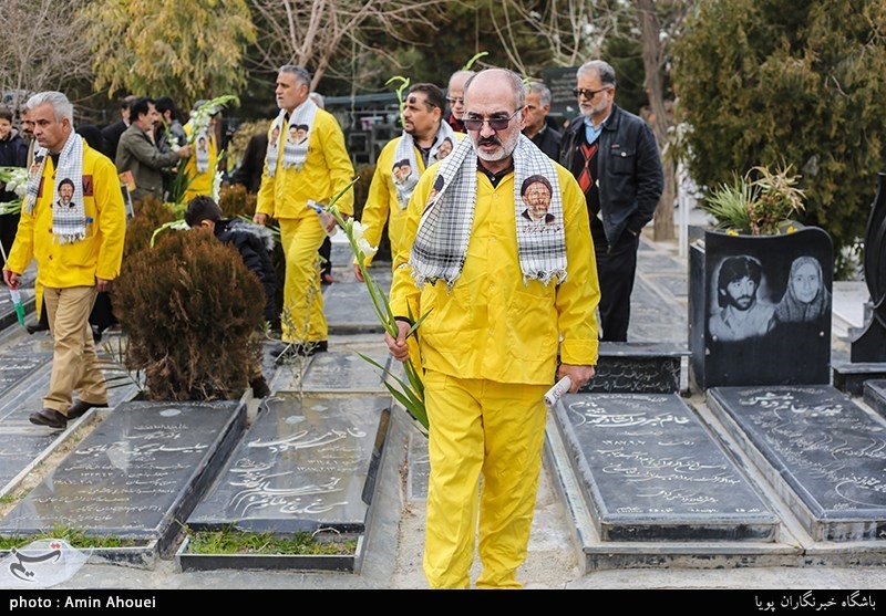 ادای احترام آزاده های هشت سال دفاع مقدس بر مزار شهدا در آیین میهمانی لاله ها