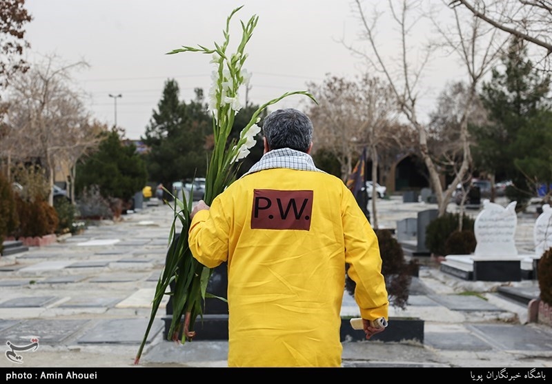 ادای احترام آزاده های هشت سال دفاع مقدس بر مزار شهدا در آیین میهمانی لاله ها