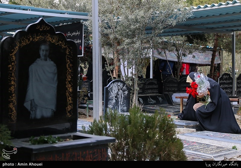 گذاشتن گل روی مزار مطهر شهدا توسط دختران در آیین میهمانی لاله ها