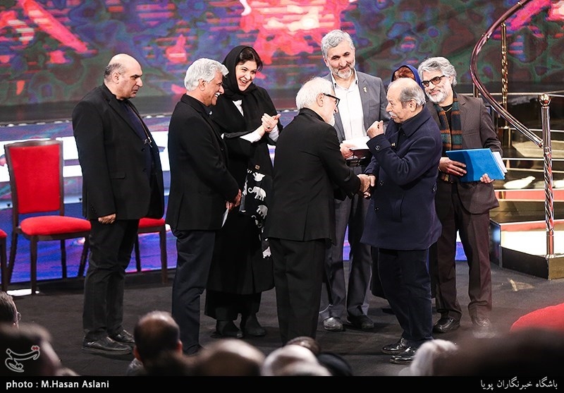 اهداء سیمرغ بلورین بهترین بازیگر نقش مکمل مرد سی‌وهفتمین جشنواره فیلم فجر به علی نصیریان برای فیلم «مسخره‌باز»