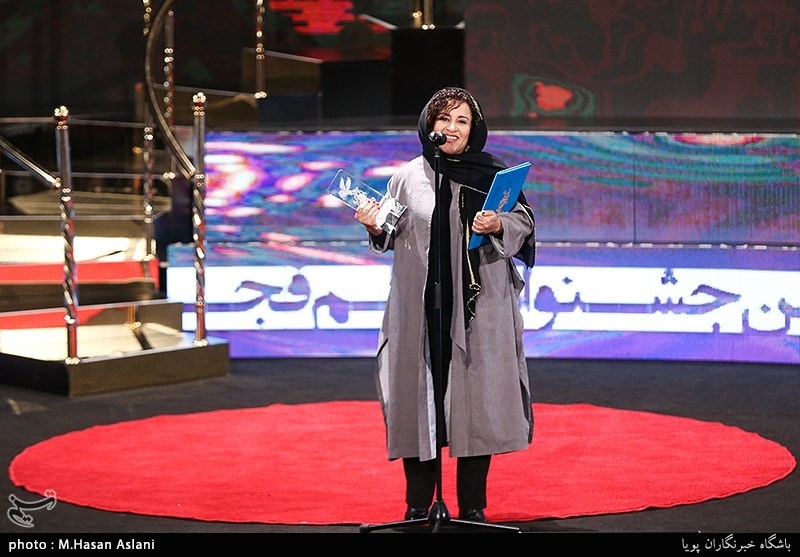 اهداء سیمرغ بلورین بهترین بازیگر نقش مکمل زن سی‌وهفتمین جشنواره فیلم فجر به فرشته صدرعرفایی برای فیلم «شبی که ماه کامل شد»