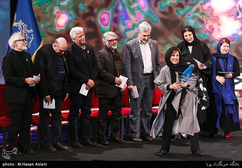 اهداء سیمرغ بلورین بهترین بازیگر نقش مکمل زن سی‌وهفتمین جشنواره فیلم فجر به فرشته صدرعرفایی برای فیلم «شبی که ماه کامل شد»