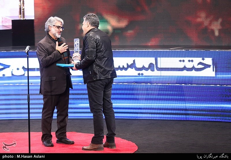 اهداء سیمرغ بلورین بهترین جلوه‌های ویژه میدانی سی‌وهفتمین جشنواره فیلم فجر به ایمان کرمیان برای فیلم «ماجرای نیمروز، رد خون»