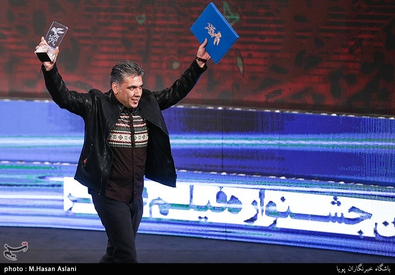 اهداء سیمرغ بلورین بهترین جلوه‌های ویژه میدانی سی‌وهفتمین جشنواره فیلم فجر به ایمان کرمیان برای فیلم «ماجرای نیمروز، رد خون»