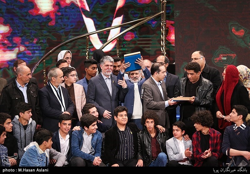 تجلیل از آزادگان گروه 23 نفر به همراه بازیگران فیلم 23 نفر در مراسم اختتامیه سی‌وهفتمین جشنواره فیلم فجر