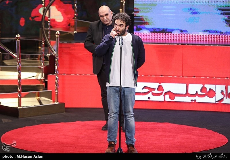 اهداء سیمرغ بلورین بهترین فیلم هنر و تجربه سی‌وهفتمین جشنواره فیلم فجر به همایون غنی‌زاده کارگردان فیلم «مسخره‌باز»