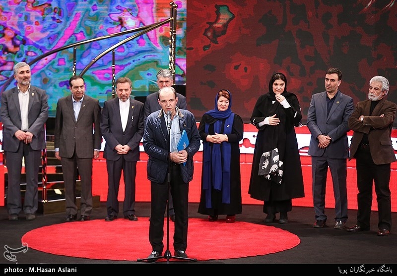 اهداء سیمرغ بلورین بهترین فیلم از نگاه تماشاگران سی‌وهفتمین جشنواره فیلم فجر به سیدجمال ساداتیان تهیه‌کننده فیلم «متری شش و نیم»