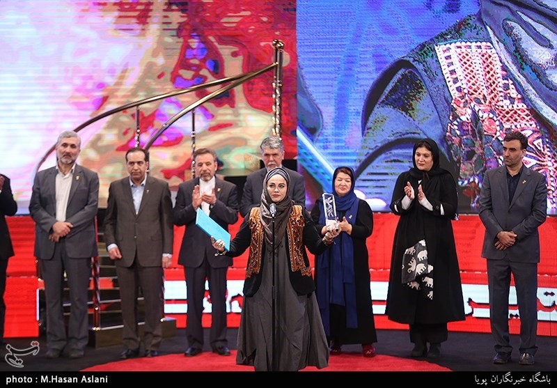 اهداء سیمرغ بلورین بهترین کارگردانی سی‌وهفتمین جشنواره فیلم فجر به نرگس آبیار برای فیلم «شبی که ماه کامل شد»