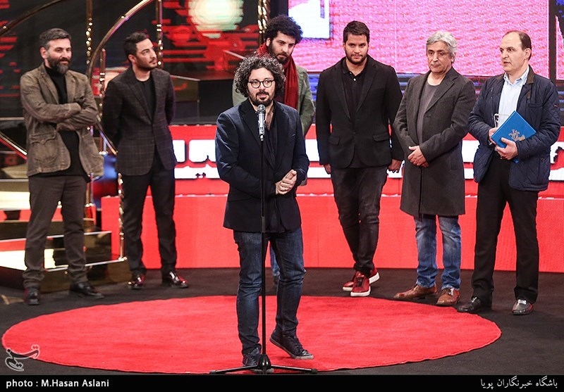 هومن بهمنش تصویربردار فیلم «متری شش و نیم» در مراسم اختتامیه سی‌وهفتمین جشنواره فیلم فجر