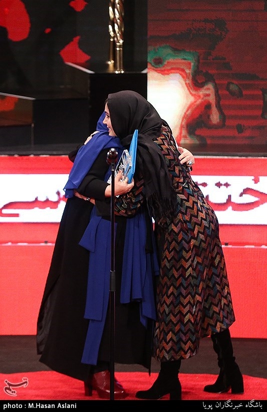 اهداء سیمرغ بلورین بهترین بازیگر نقش اول زن سی‌وهفتمین جشنواره فیلم فجر به الناز شاکردوست برای فیلم «شبی که ماه کامل شد»