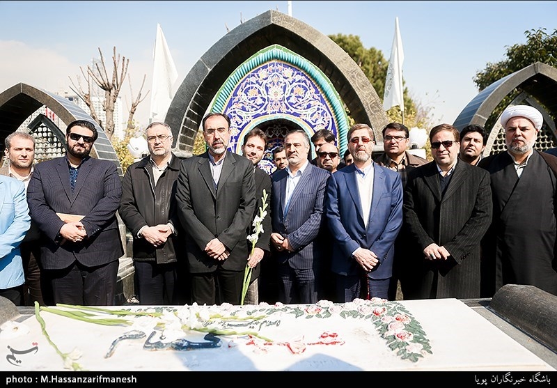 قرائت فاتحه بر مزار شهدا گمنام