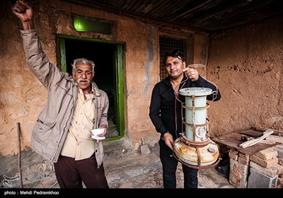 مردم نفت سفید از ایل بختیاری هستند .در قدیم نام دیگر آن پاریس ایران بود که آن هم به دلیل وجود مستشاران خارجی بود که با کشف نفت در انجا اقامت داشتن دلیل نامیدن این شهر به نفت سفید وجود نفتی بود بی رنگ و با کیفیت بالا که می‌توان بدون انجام هیچ‌گونه تصفیه‌ای به عنوان بنزین از آن استفاده کرد اما حالا دیگر خبری از استخراج نفت در آن نیست