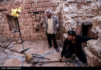 نفت به همراه گاز از چاه بیرون می‌آید، که پس از جداسازی گاز، با خط لوله تصفیه‌ شده و برای پالایشگاه گاز می‌فرستند؛ اما چون قبلا پالایشگاه گاز نبود، این گاز را می‌سوزاندند. اکنون نیز در برخی مناطق، از نفت سفید گرفته تا عنبل در شهرستان لالی همین‌طور است و اهالی از این گاز برای روشنایی و گرما استفاده می‌کنند.