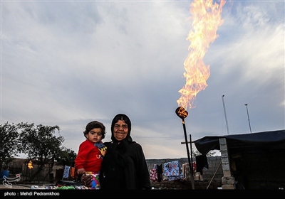 مردم نفت سفید از ایل بختیاری هستند .در قدیم نام دیگر آن پاریس ایران بود که آن هم به دلیل وجود مستشاران خارجی بود که با کشف نفت در انجا اقامت داشتن دلیل نامیدن این شهر به نفت سفید وجود نفتی بود بی رنگ و با کیفیت بالا که می‌توان بدون انجام هیچ‌گونه تصفیه‌ای به عنوان بنزین از آن استفاده کرد اما حالا دیگر خبری از استخراج نفت در آن نیست