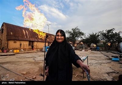 مردم نفت سفید از ایل بختیاری هستند .در قدیم نام دیگر آن پاریس ایران بود که آن هم به دلیل وجود مستشاران خارجی بود که با کشف نفت در انجا اقامت داشتن دلیل نامیدن این شهر به نفت سفید وجود نفتی بود بی رنگ و با کیفیت بالا که می‌توان بدون انجام هیچ‌گونه تصفیه‌ای به عنوان بنزین از آن استفاده کرد اما حالا دیگر خبری از استخراج نفت در آن نیست