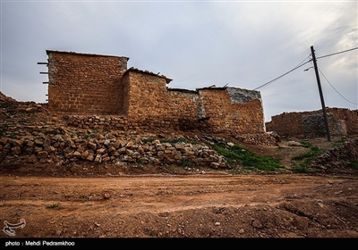 نفت سفید نشانگر صعود و نزول تاریخی یک زندگی عشایری است که با ظهور نفت و کشف مخازن نفتی به ناگهان دگرگون و از یک زندگی روستایی خودکفا به شهری صنعتی با شیوه زندگی مدرن تبدیل و با خشک شدن چاه نفت، تبدیل به روستایی کاملاً ابتدایی شد 