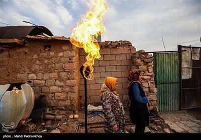 در سال ۱۹۳۸ میلادی مصادف با ۱۳۱۷ خورشیدی میدان عظیم نفتی در آن کشف شد.