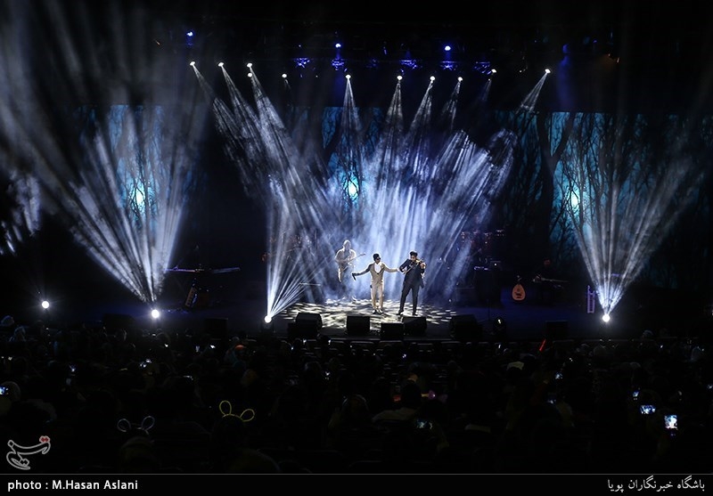 کنسرت موسیقی ماکان بند