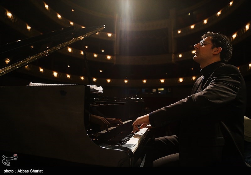 تکنوازی پیانو هوشیار خیام در تالار وحدت