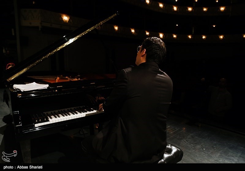 تکنوازی پیانو هوشیار خیام در تالار وحدت