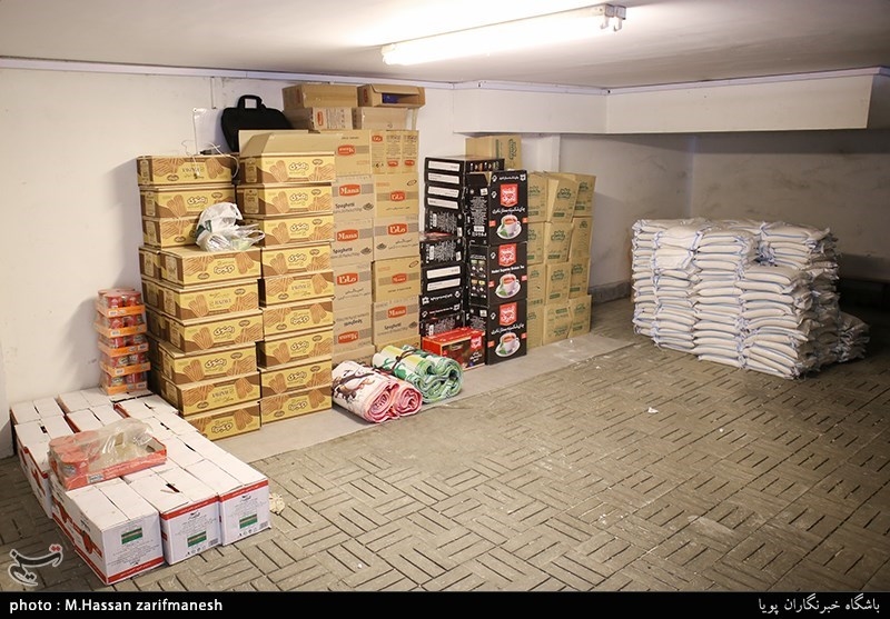 بسته بندی ارزاق و هدایای مادران سرپرست خانوار توسط گروه جهادی جمعیت مردمی امام حسنی