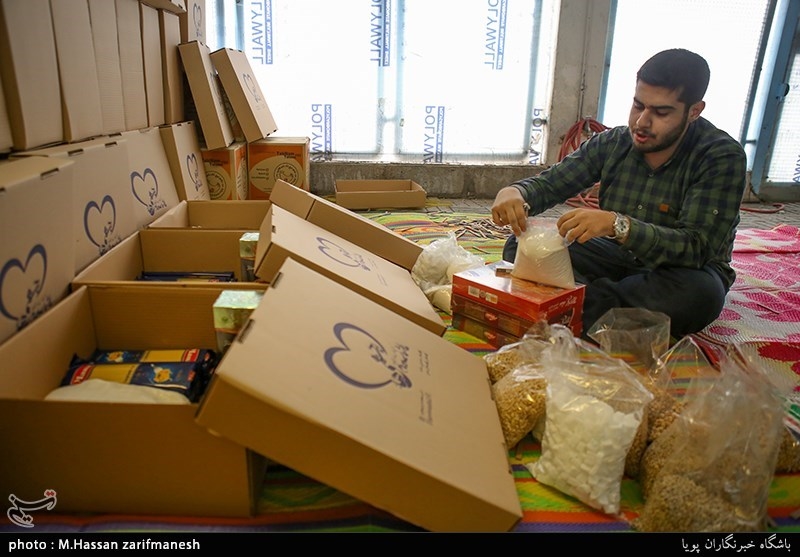 بسته بندی ارزاق و هدایای مادران سرپرست خانوار توسط گروه جهادی جمعیت مردمی امام حسنی