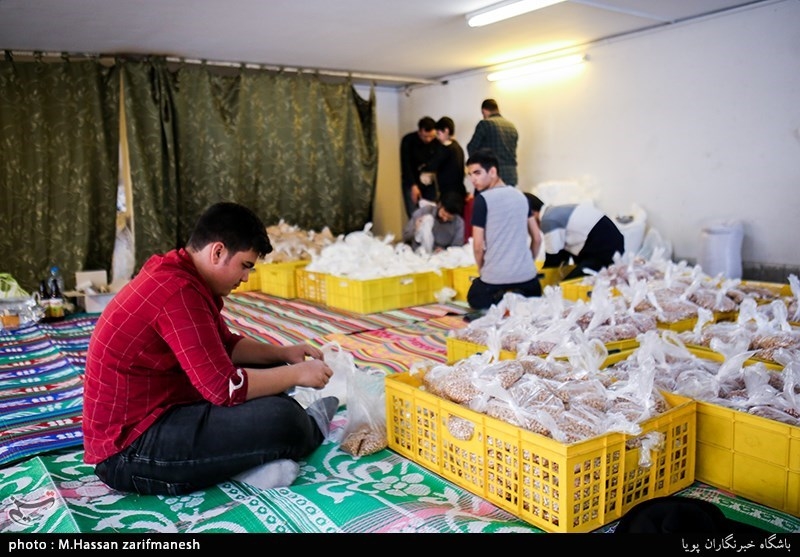 بسته بندی ارزاق و هدایای مادران سرپرست خانوار توسط گروه جهادی جمعیت مردمی امام حسنی