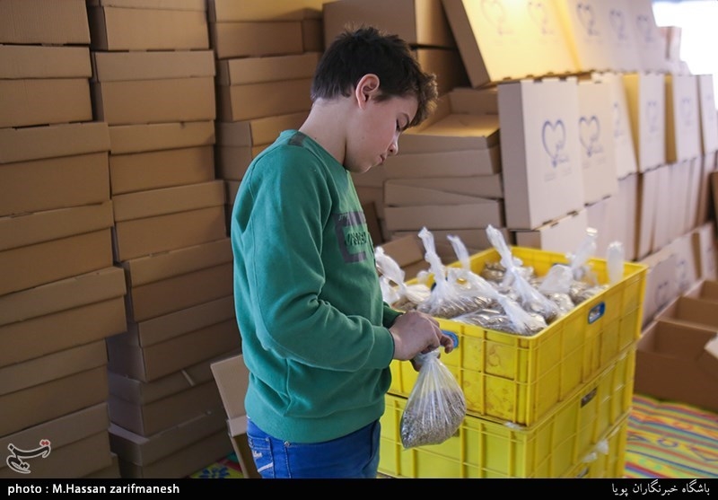 بسته بندی ارزاق و هدایای مادران سرپرست خانوار توسط گروه جهادی جمعیت مردمی امام حسنی