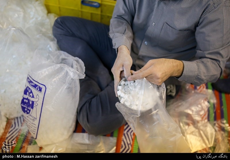 بسته بندی ارزاق و هدایای مادران سرپرست خانوار توسط گروه جهادی جمعیت مردمی امام حسنی