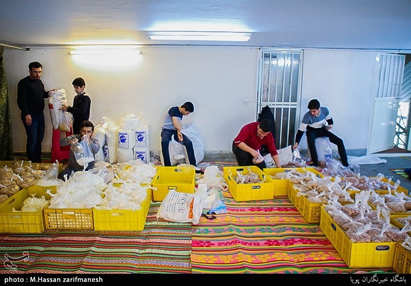 بسته بندی ارزاق و هدایای مادران سرپرست خانوار توسط گروه جهادی جمعیت مردمی امام حسنی