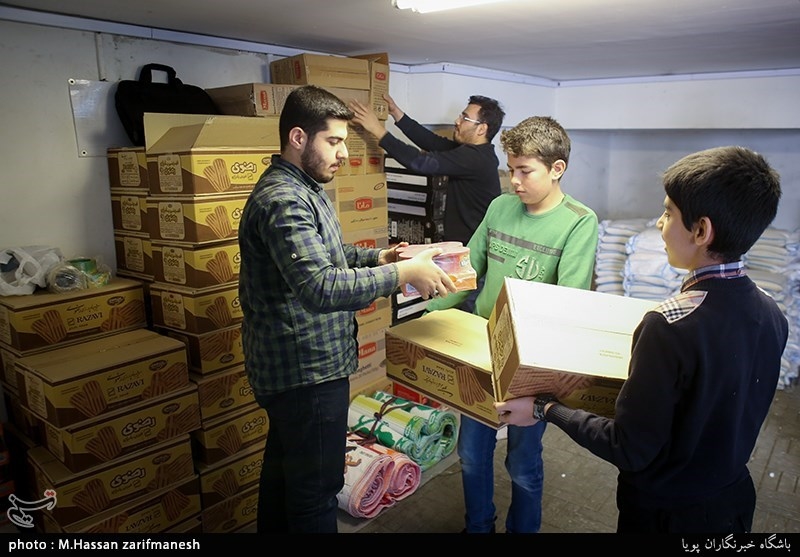 بسته بندی ارزاق و هدایای مادران سرپرست خانوار توسط گروه جهادی جمعیت مردمی امام حسنی
