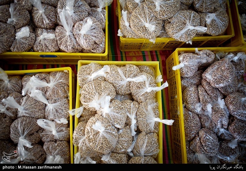 بسته بندی ارزاق و هدایای مادران سرپرست خانوار توسط گروه جهادی جمعیت مردمی امام حسنی