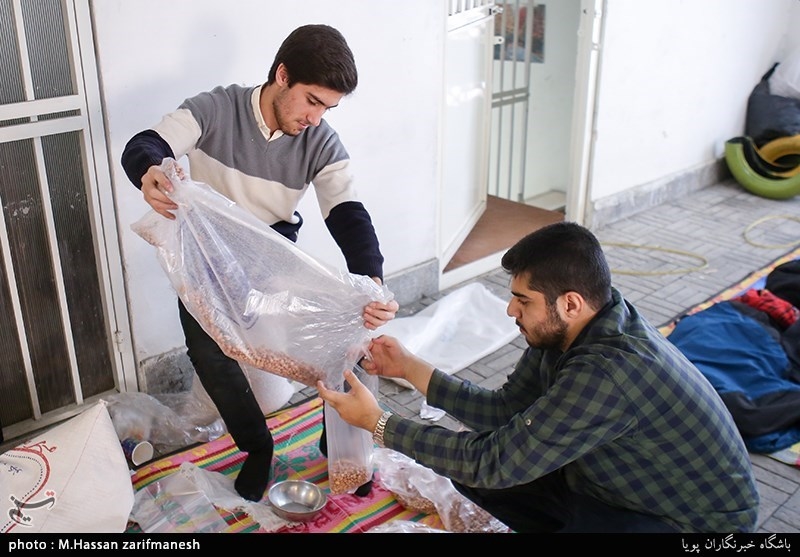بسته بندی ارزاق و هدایای مادران سرپرست خانوار توسط گروه جهادی جمعیت مردمی امام حسنی