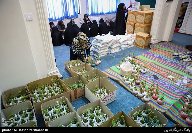 بسته بندی ارزاق و هدایای مادران سرپرست خانوار توسط گروه جهادی جمعیت مردمی امام حسنی